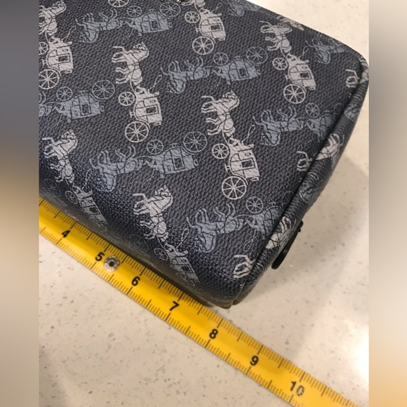 Authentic coach washbag - Picture 8 of 9